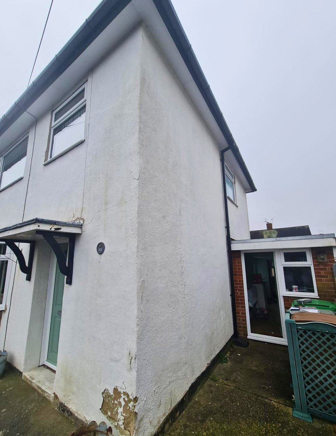 Damaged external walls in Bedford before thermal bridge elimination.